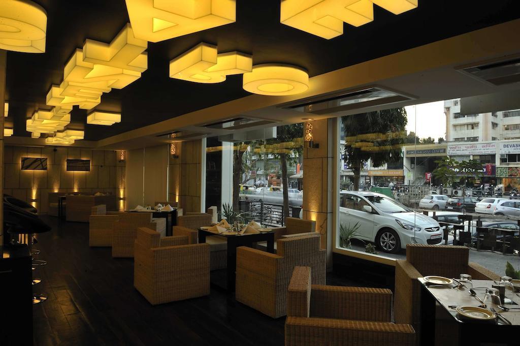Hotel El Dorado Ahmedabad Esterno foto