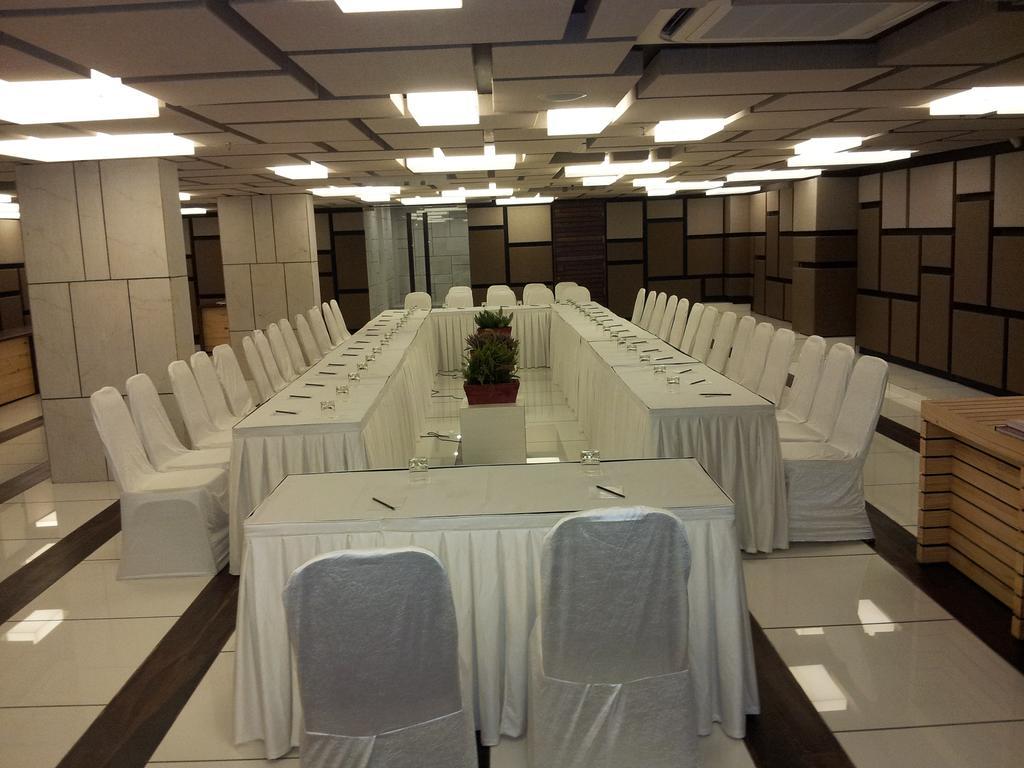 Hotel El Dorado Ahmedabad Esterno foto