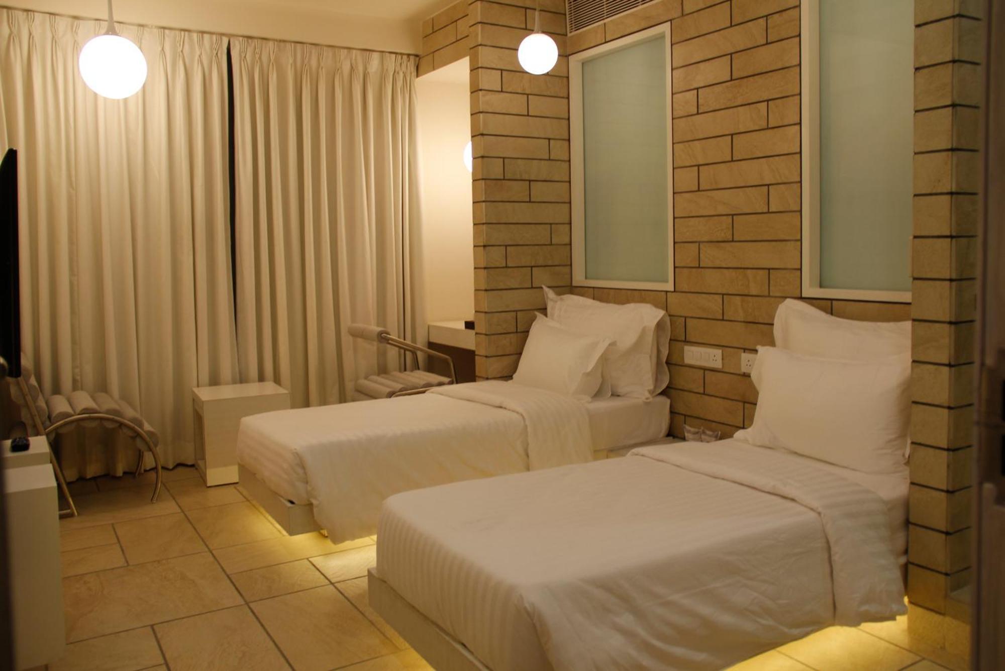 Hotel El Dorado Ahmedabad Esterno foto