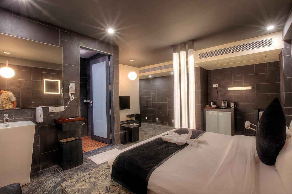 Hotel El Dorado Ahmedabad Esterno foto