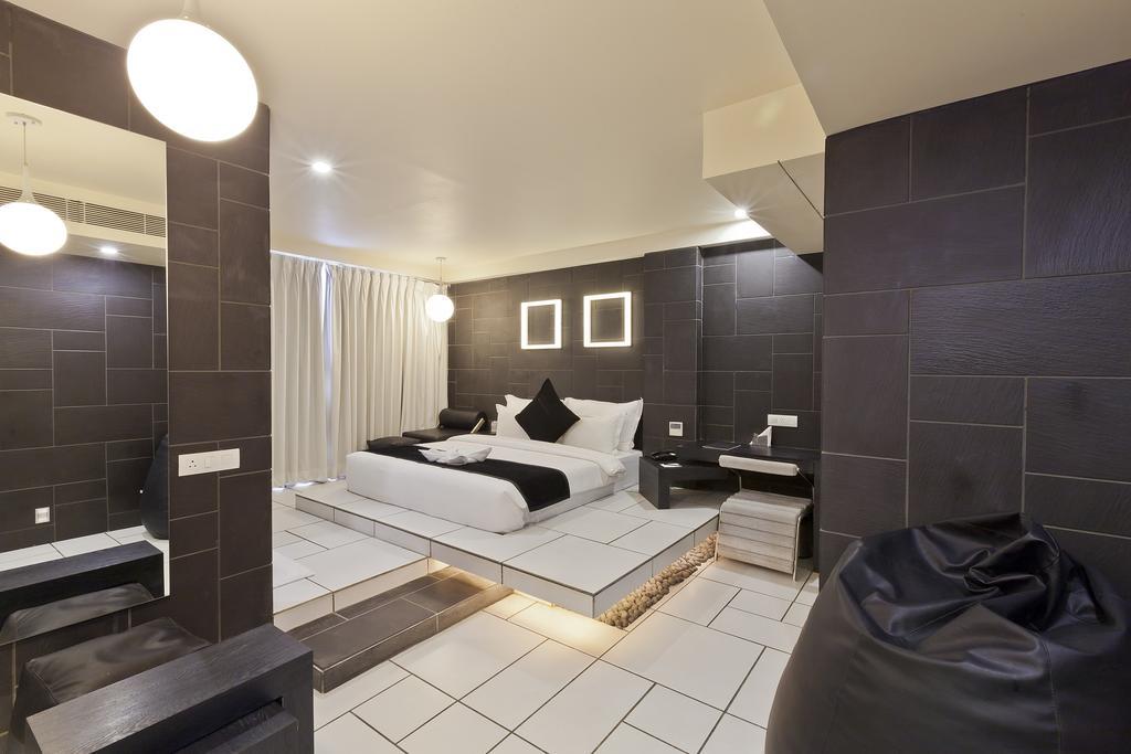 Hotel El Dorado Ahmedabad Esterno foto