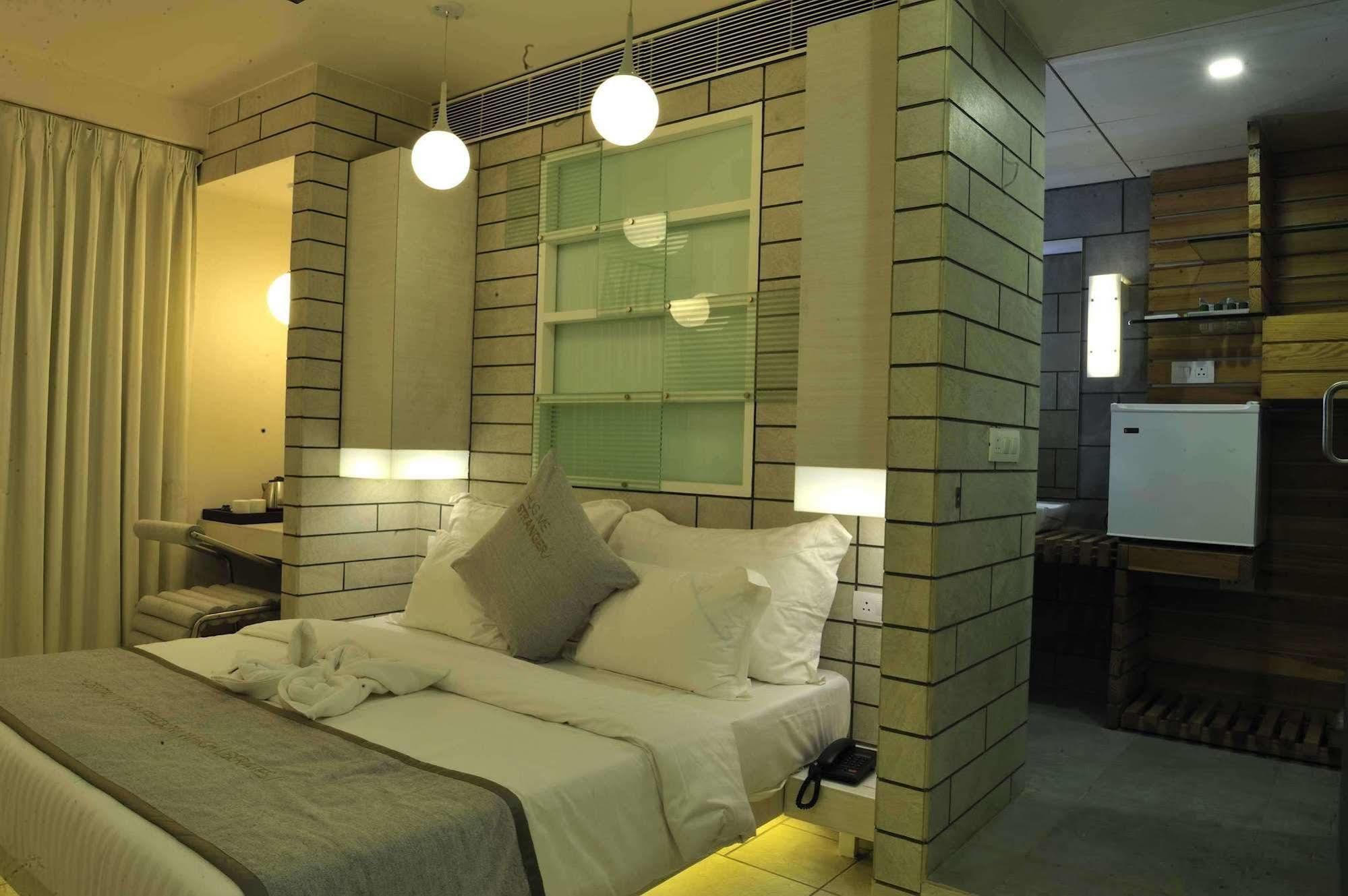 Hotel El Dorado Ahmedabad Esterno foto