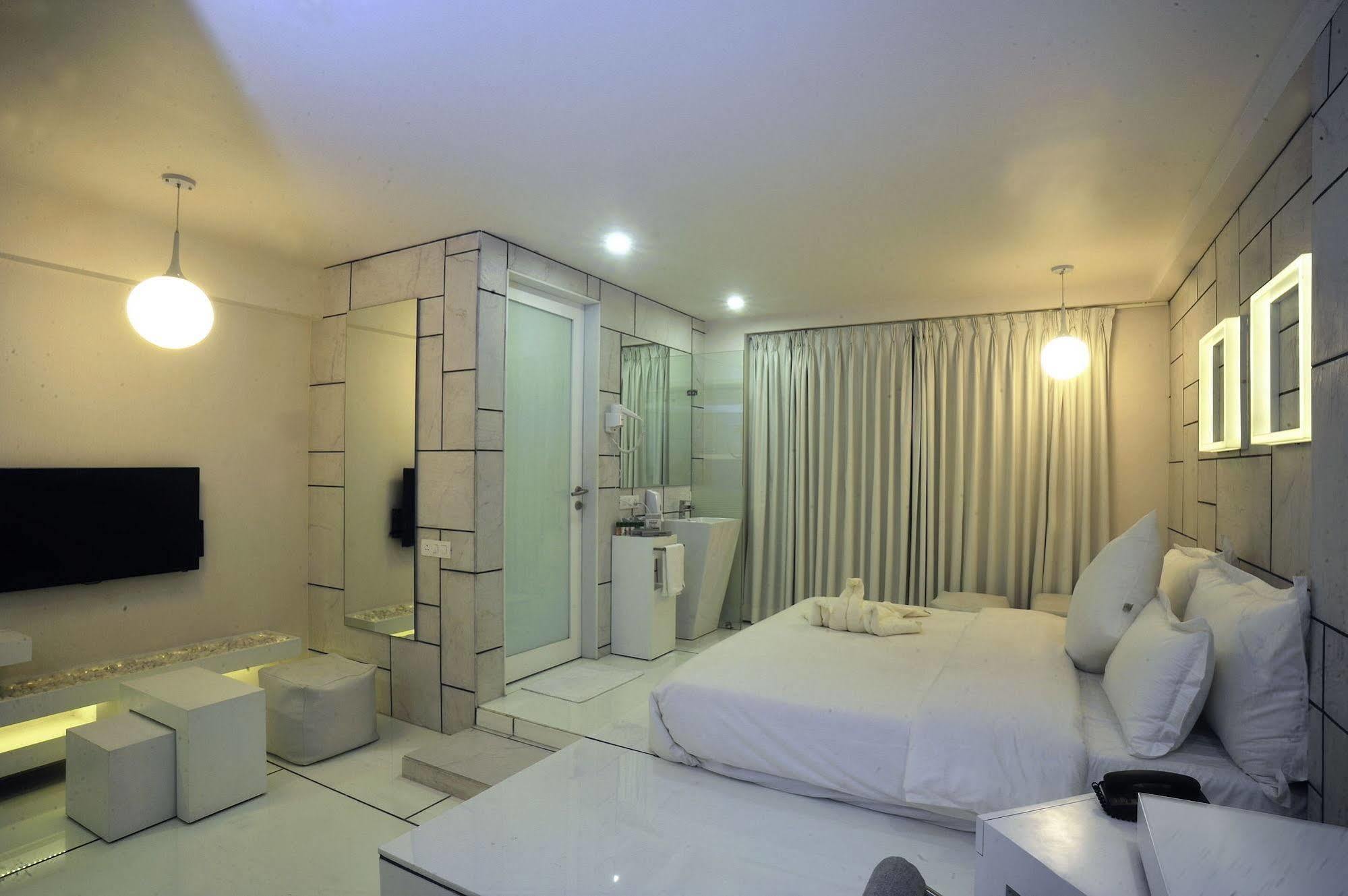 Hotel El Dorado Ahmedabad Esterno foto
